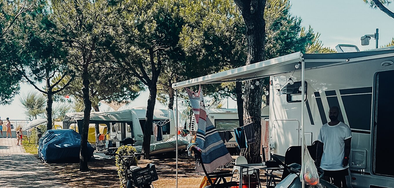 Das Carado Reisemobil auf dem Campingplatz