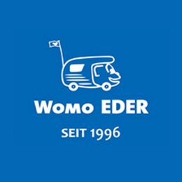 Logo von Womo EDER auf blauem Hintergrund mit stilisiertem Wohnwagen und Schriftzug seit 1996