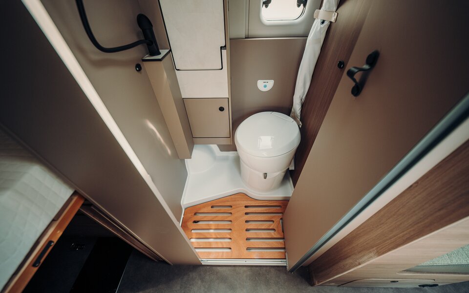 Kompaktbad des Carado CV595 4x4 X-EDITION mit Duschrost und Toilette