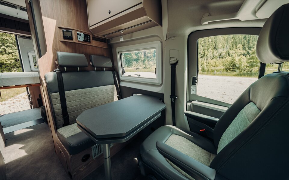 Sitzgruppe mit Tisch und gedrehten Fahrerhaussitzen im Carado CV595 4x4 X-EDITION