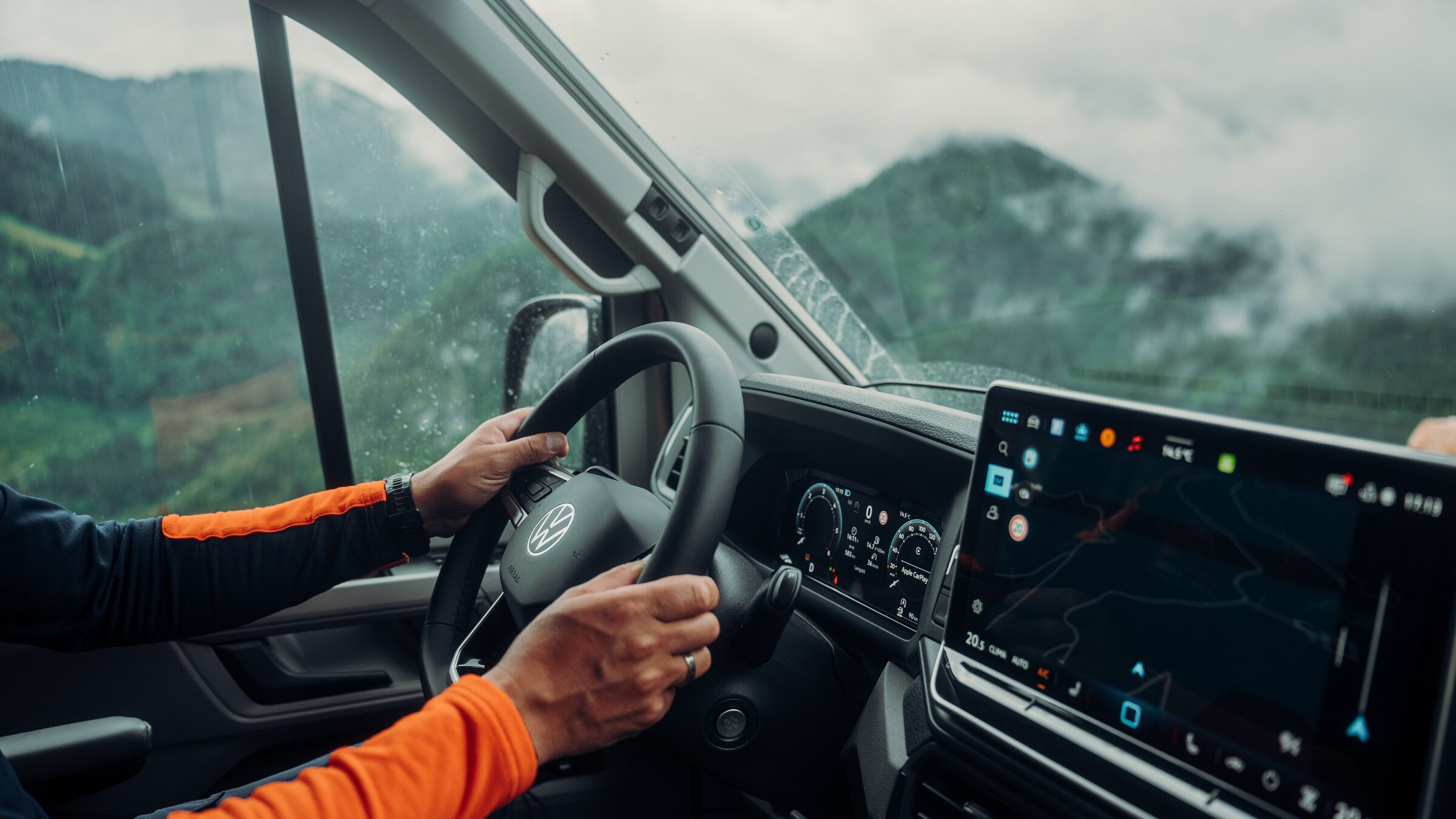 Fahrer am Lenkrad des Carado CV595 4x4 X-EDITION mit Anzeigen im Digital Cockpit Pro