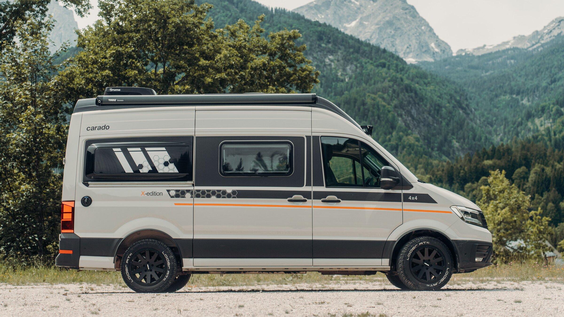 Carado CV595 4x4 X-EDITION in der Lackierung Ascot Grau in der Seitenansicht