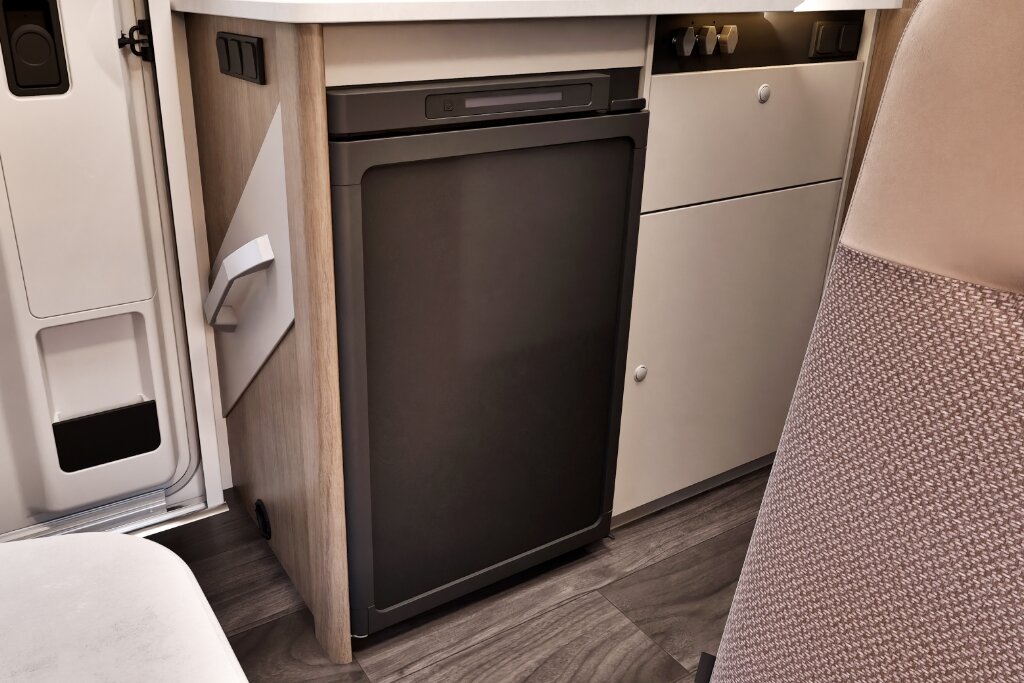 Kühlschrank und Stauraumschrank im Innenraum eines Carado Wohnmobils