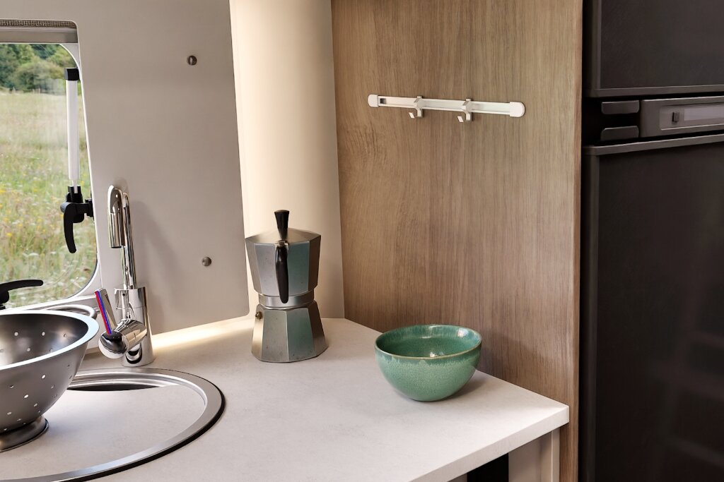 Küchenzeile im Carado Wohnmobil mit Spüle, Arbeitsfläche, Espressokocher und Kühlschrank