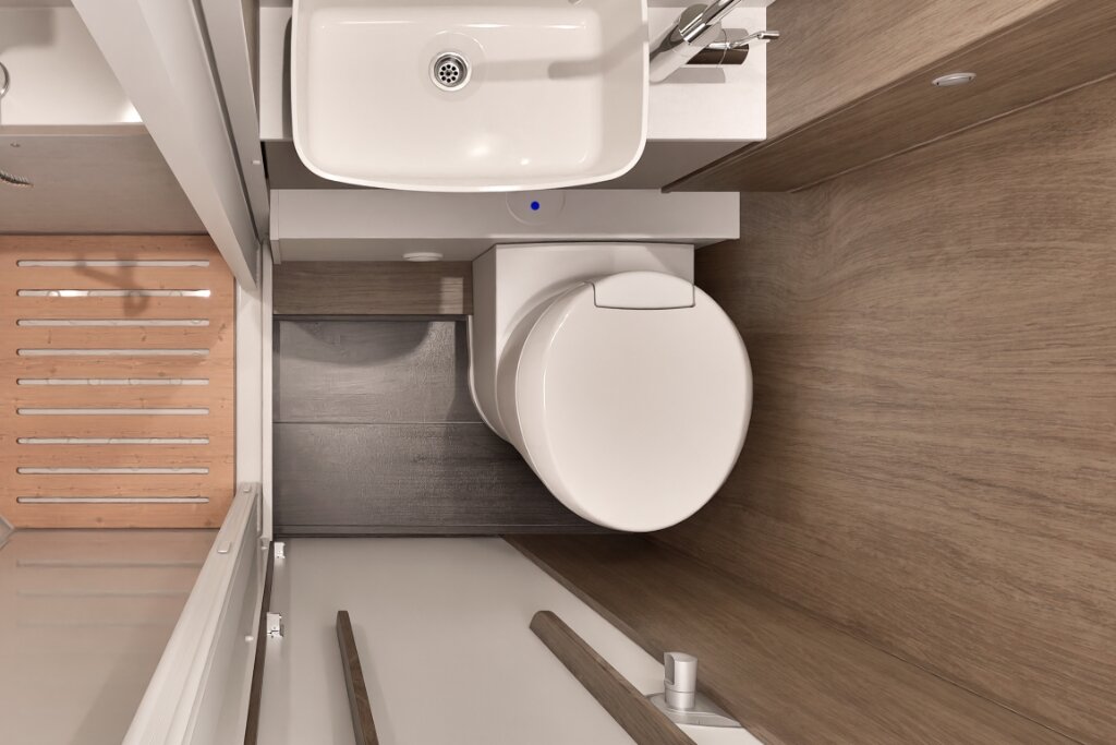 Bad im Carado Wohnmobil mit Waschbecken, Toilette und Duschrost