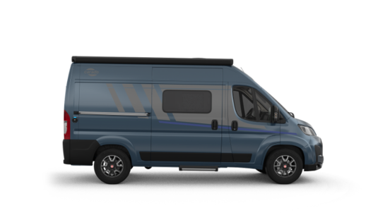 Camper van Carado blu in vista laterale con tendalino, porta scorrevole e finestrino laterale