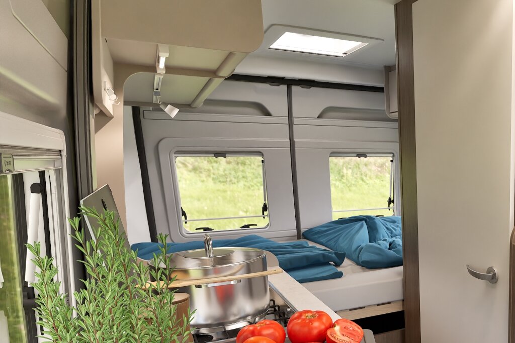 Innenraum Carado Wohnmobil mit Küche, Bett im Heck und Fenstern