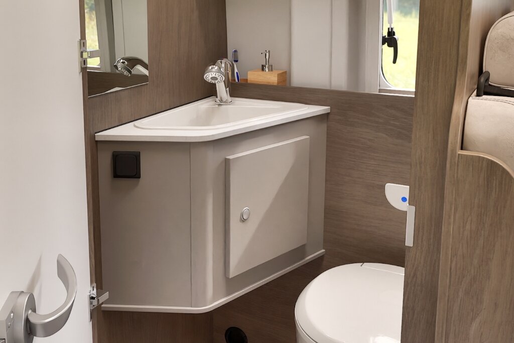Bad im Carado Wohnmobil mit Waschbecken, Spiegel, Unterschrank und Toilette