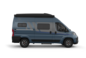 Van aménagé Carado bleu vu de côté avec auvent, porte coulissante et vitres teintées