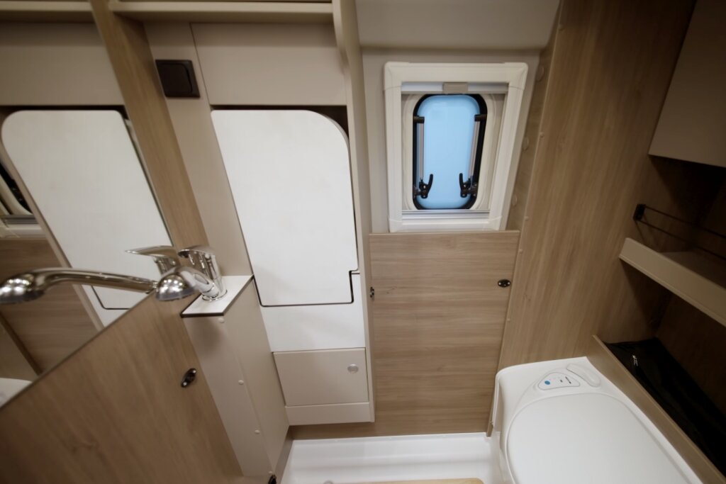 Bad im Carado Wohnmobil mit Spiegel, Waschbecken, Fenster und Toilette
