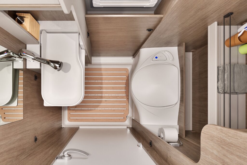 Bad im Carado Wohnmobil mit Waschbecken, Toilette, Holzrost-Dusche und Wandregal