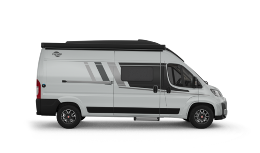 Camper van Carado bianco in vista laterale, con porta scorrevole, finestrino laterale e tetto a soffietto nero