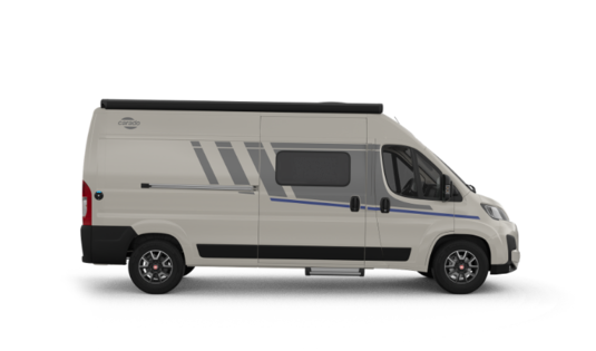 Camper van Carado in vista laterale, furgone bianco con tendalino e finestra laterale