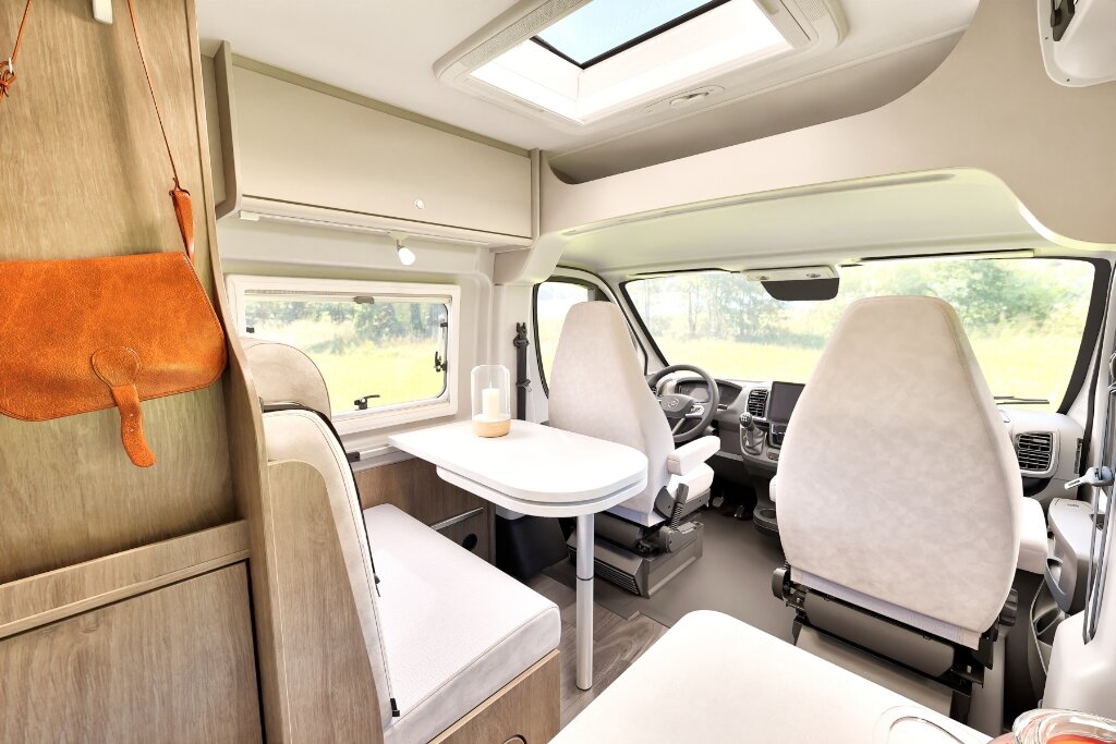 Innenraum Carado Wohnmobil mit Sitzgruppe, drehbaren Vordersitzen und Dachfenster