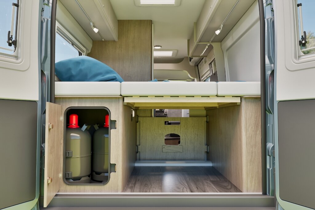 Heckansicht im Carado Wohnmobil mit Hubbett, Stauraum und Gasflaschenfach