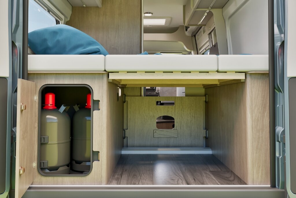 Heckstauraum im Carado Wohnmobil unter dem Bett mit Gaskasten und Laderaum