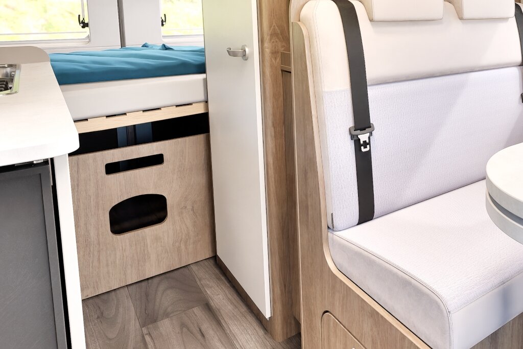 Innenraum Carado Wohnmobil mit Sitzbank, Tisch, Heckbett und Stauraum in Holzoptik