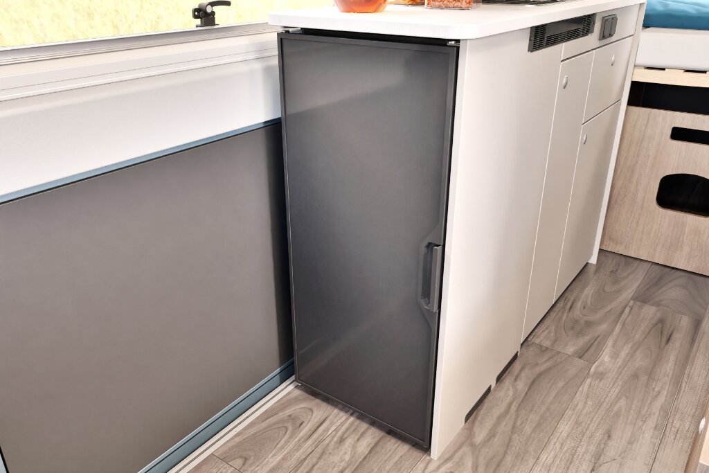 Kühlschrank und Küchenzeile im Carado Wohnmobil mit Schränken