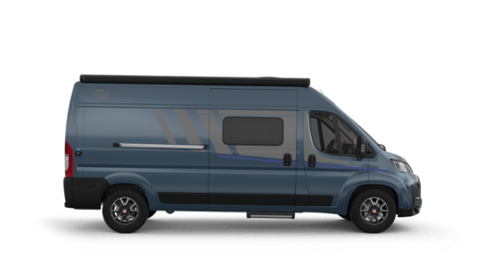 Van aménagé Carado bleu vu de côté avec porte coulissante, fenêtre latérale et auvent