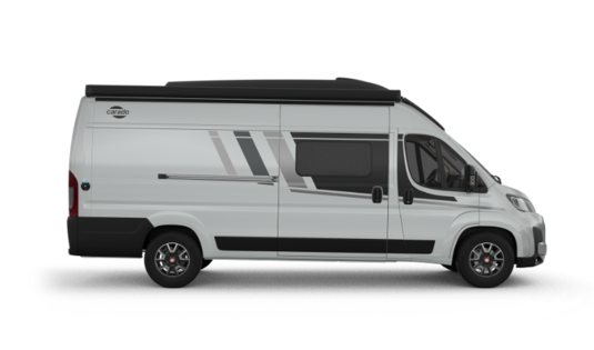 Camping-car Carado blanc, vu de côté, avec toit relevable et porte coulissante