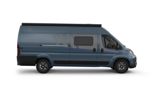 Camping-car van Carado bleu vu de côté avec porte coulissante, fenêtre latérale et store