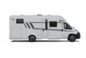 Autocaravana Carado blanca, vista lateral, recortada, con puerta de entrada, ventanas y garaje trasero