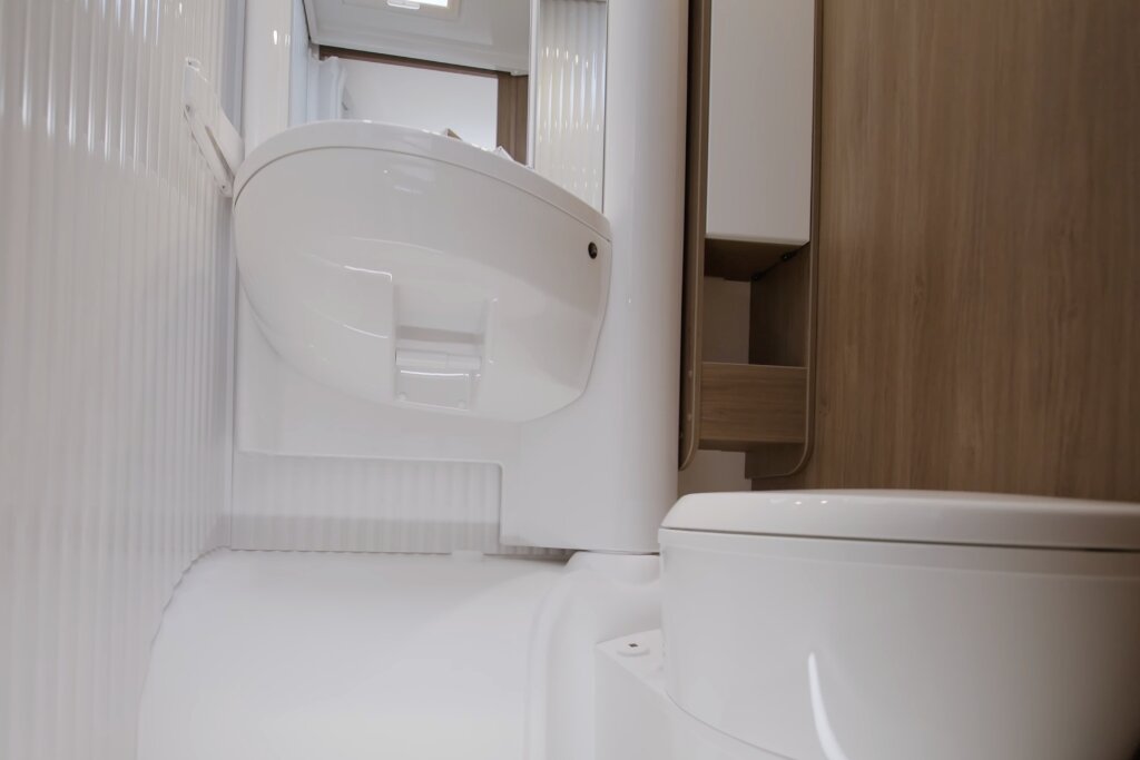 Bad im Carado Wohnmobil mit Waschbecken, Kassettentoilette und Stauraum