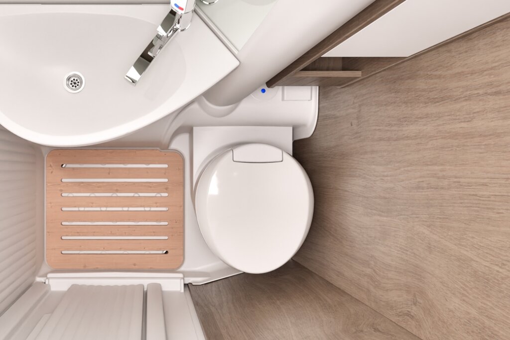Bad im Carado Wohnmobil mit Waschbecken, Toilette und Duschrost in Draufsicht