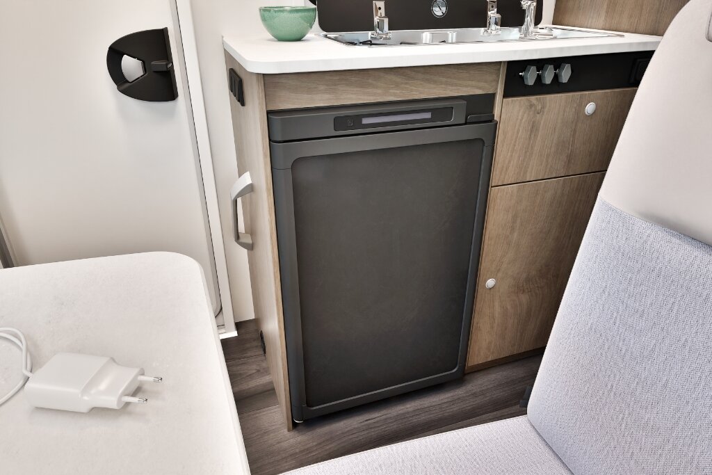 Küchenbereich im Carado Wohnmobil mit Kühlschrank, Spüle und Gasherd