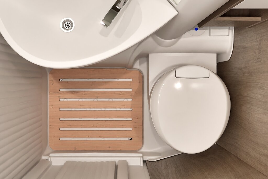 Badezimmer im Carado Wohnmobil mit Waschbecken, Kassettentoilette und Duschboden mit Holzrost