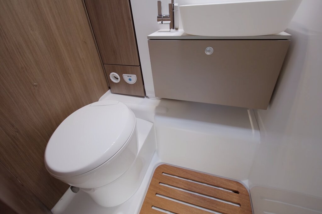 Bathroom in the Carado motorhome with cassette toilet, washbasin and wooden slatted shower floor