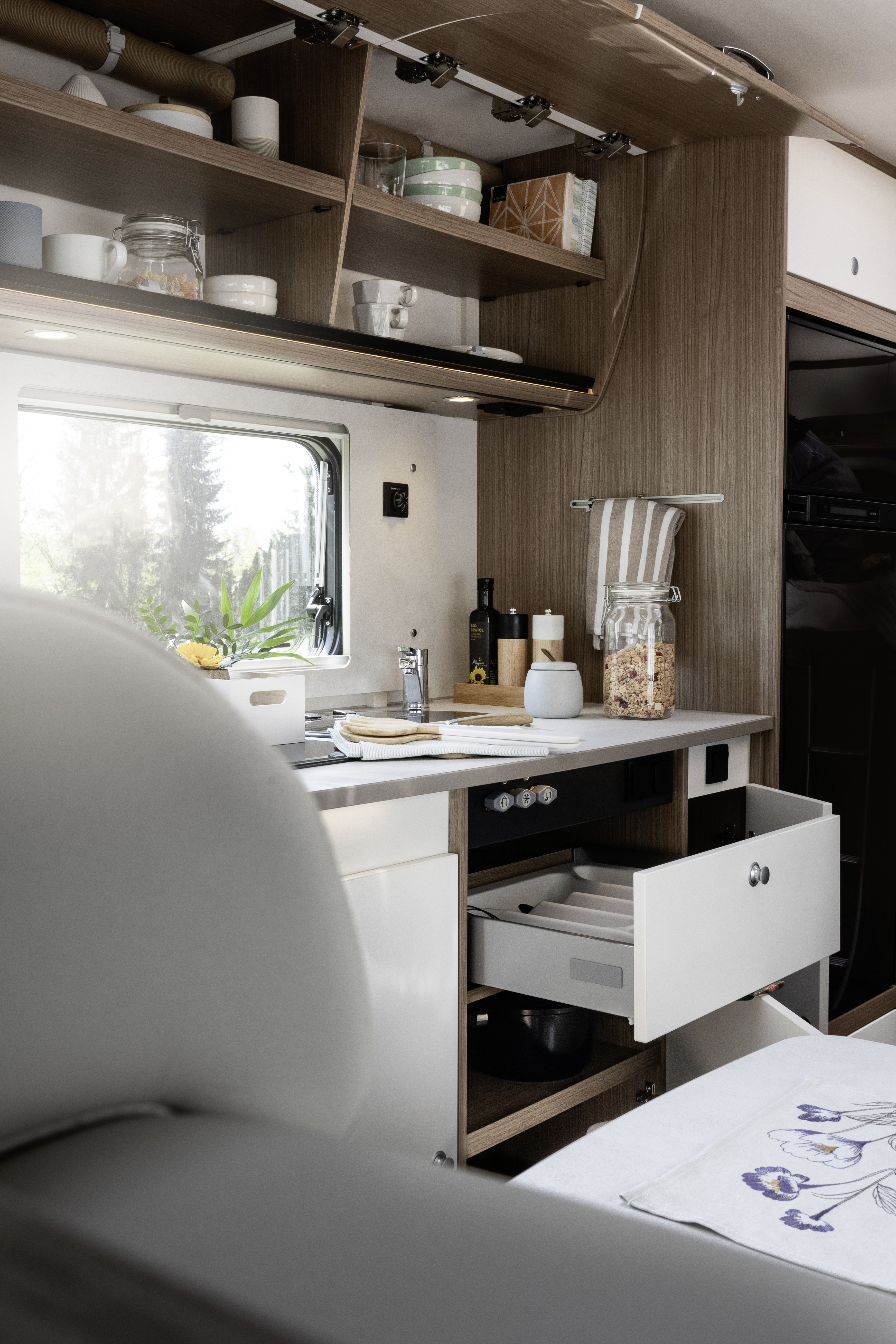 Küche im Wohnmobil mit offenen Schubladen