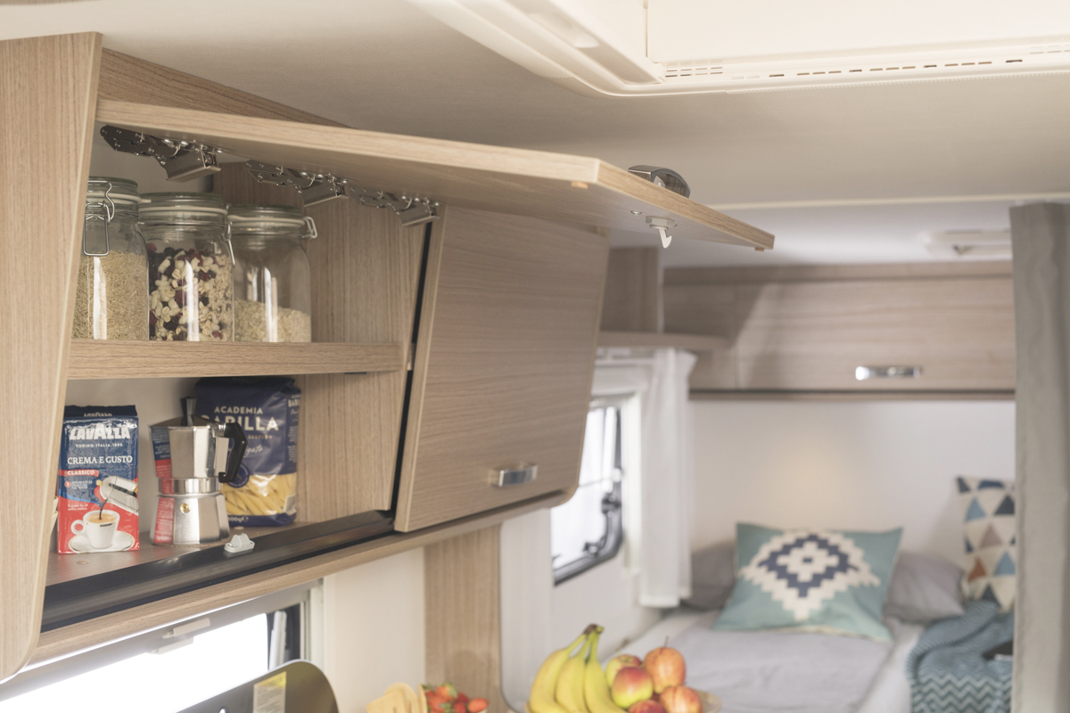 Dachstauschrank in der Küche mit Lebensmitteln