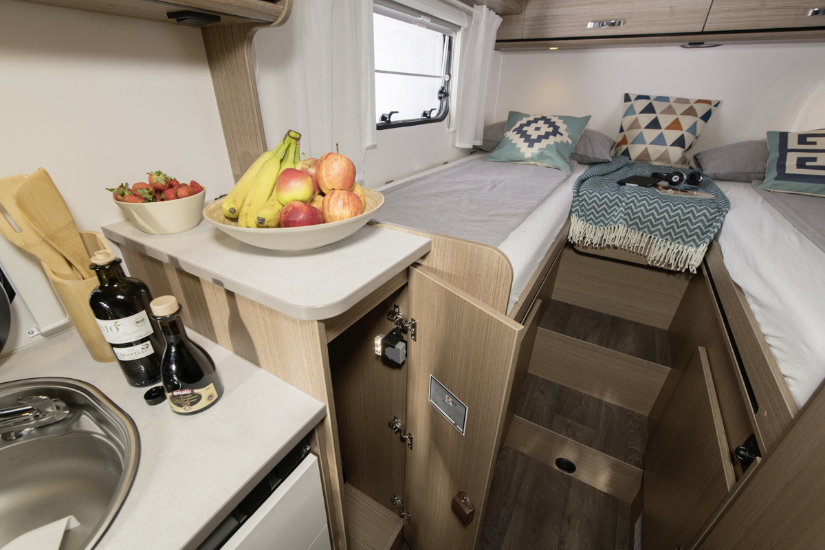 Innenansicht vom V337 mit Obst und Decken