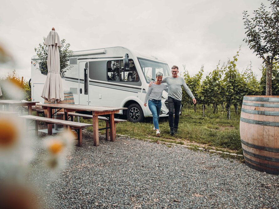 Paar dass vor einem Integrierten Reisemobil steht