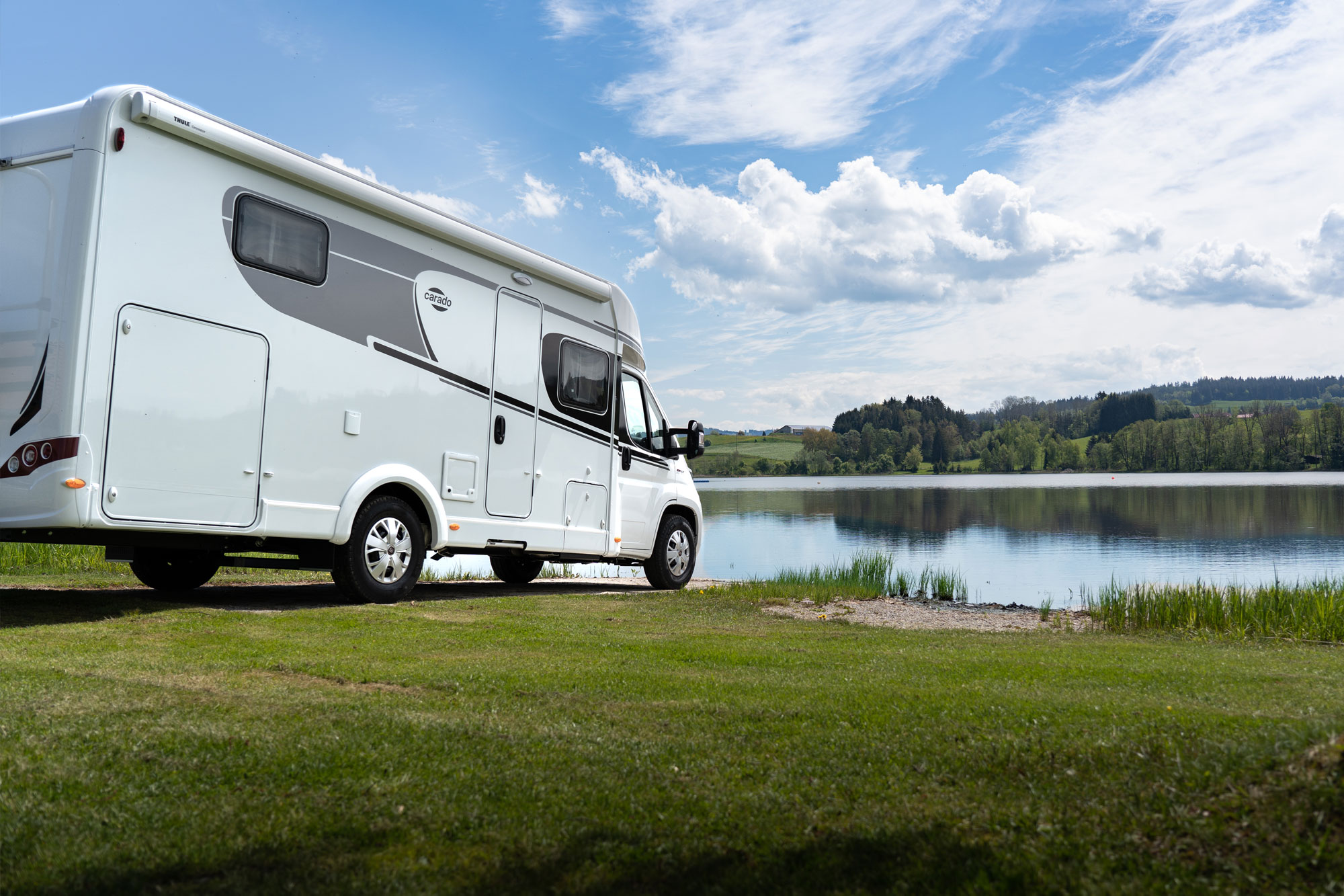 Das Wohnmobil ist am Ufer eines Sees geparkt