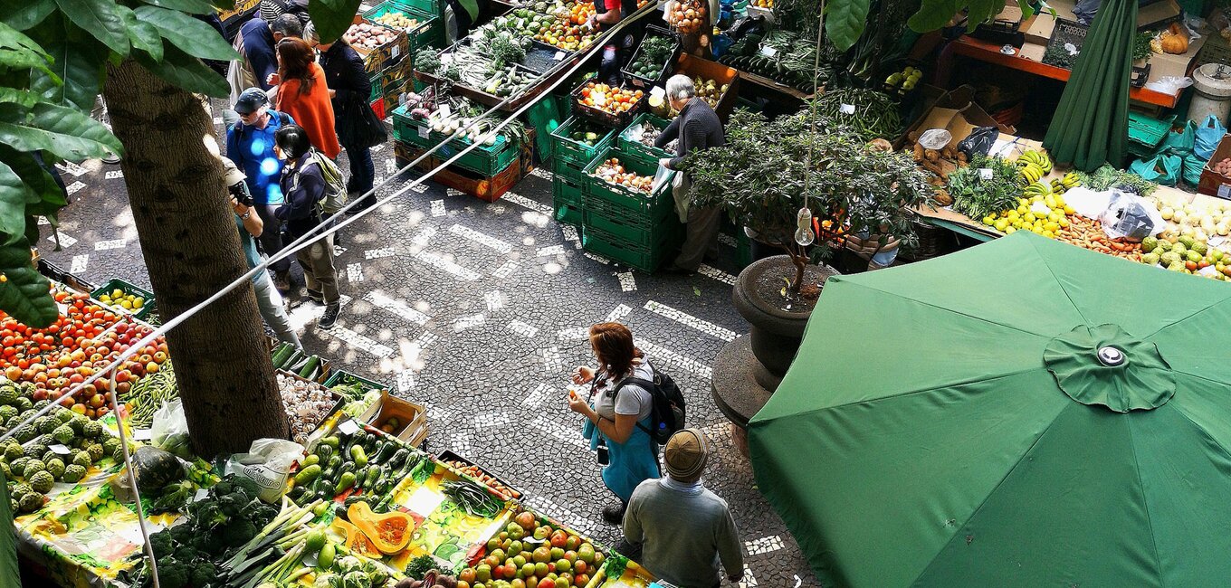Blick auf einen Markt im Freien 