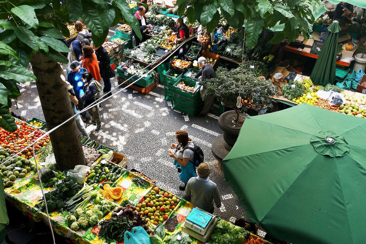 Blick auf einen Markt im Freien 