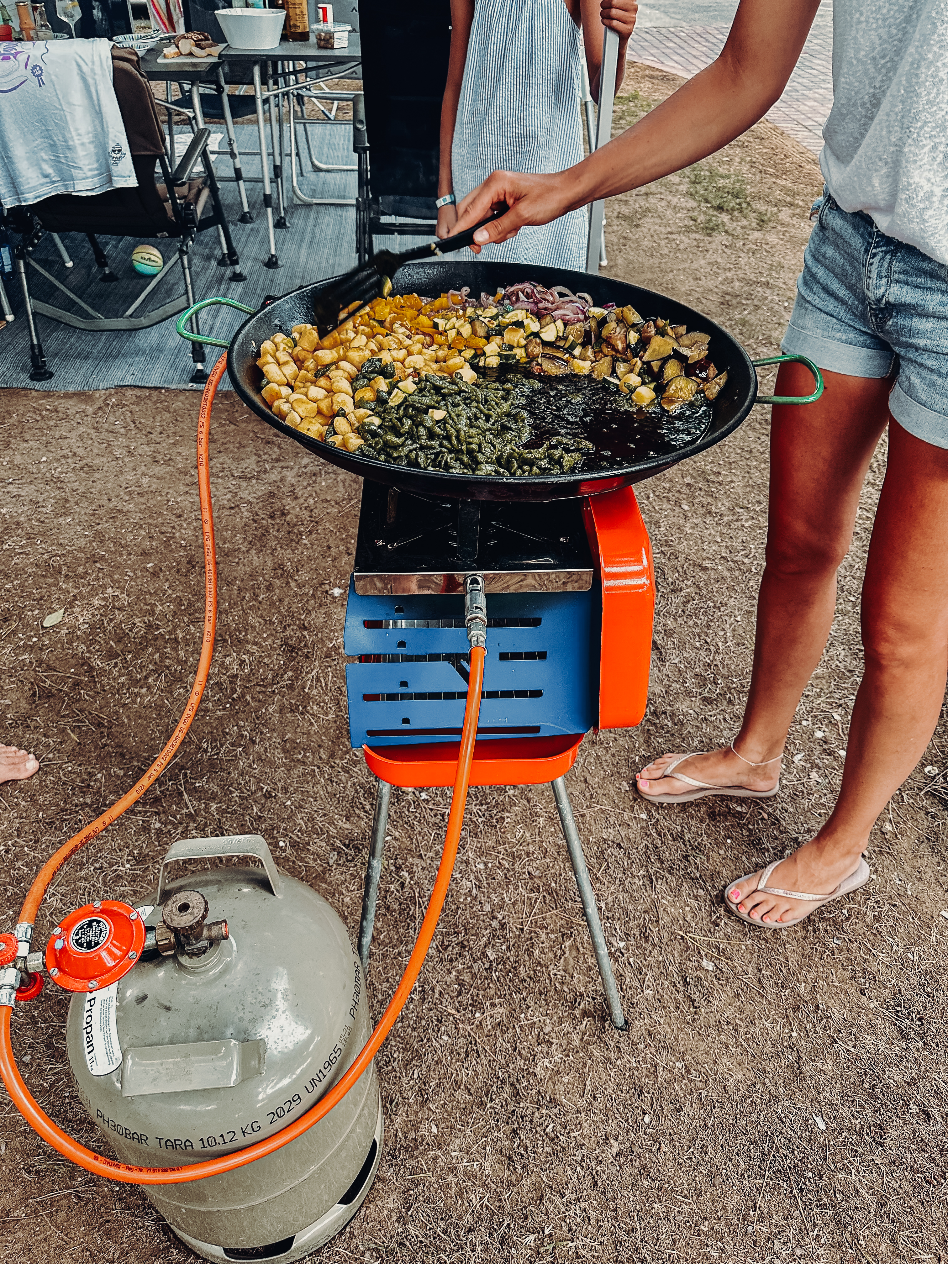 femily hashtagt grillt auf dem Campingplatz