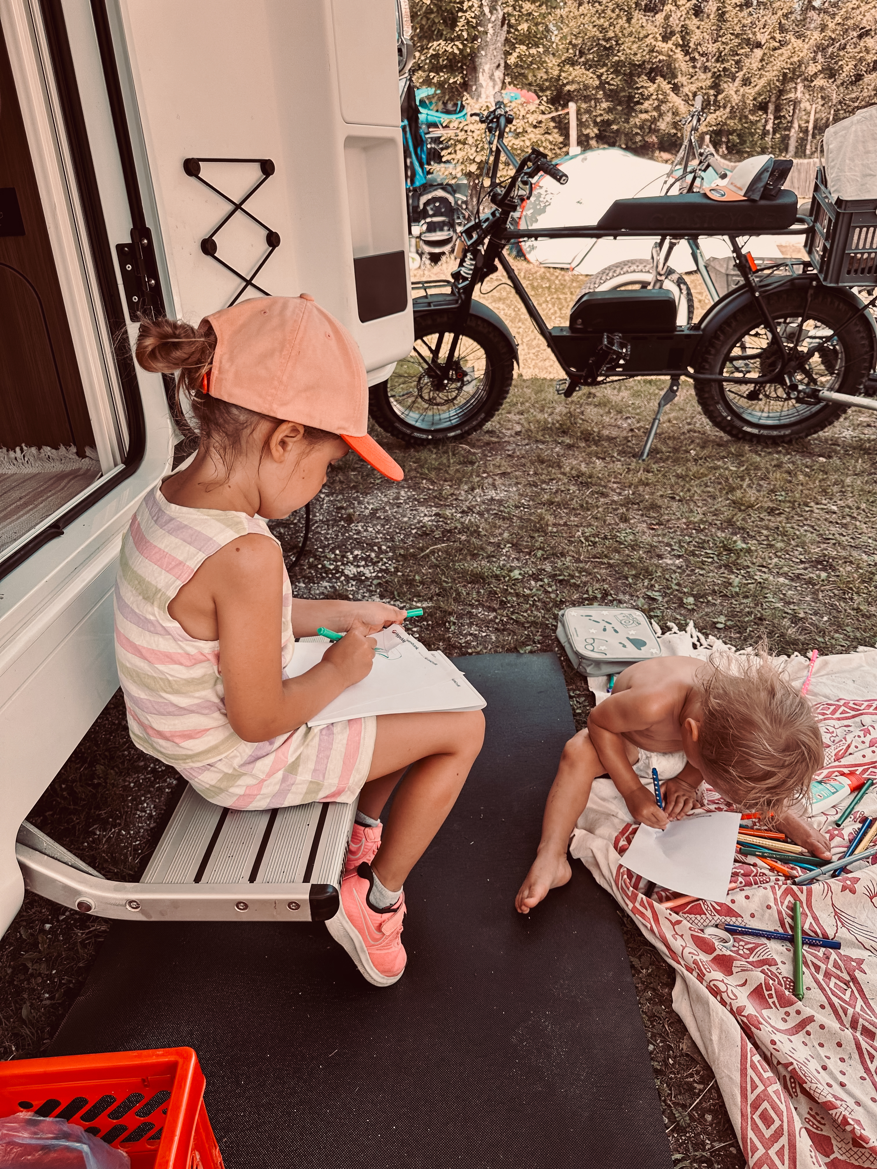 femily hashtagt Kids am Spielen auf dem Campingplatz