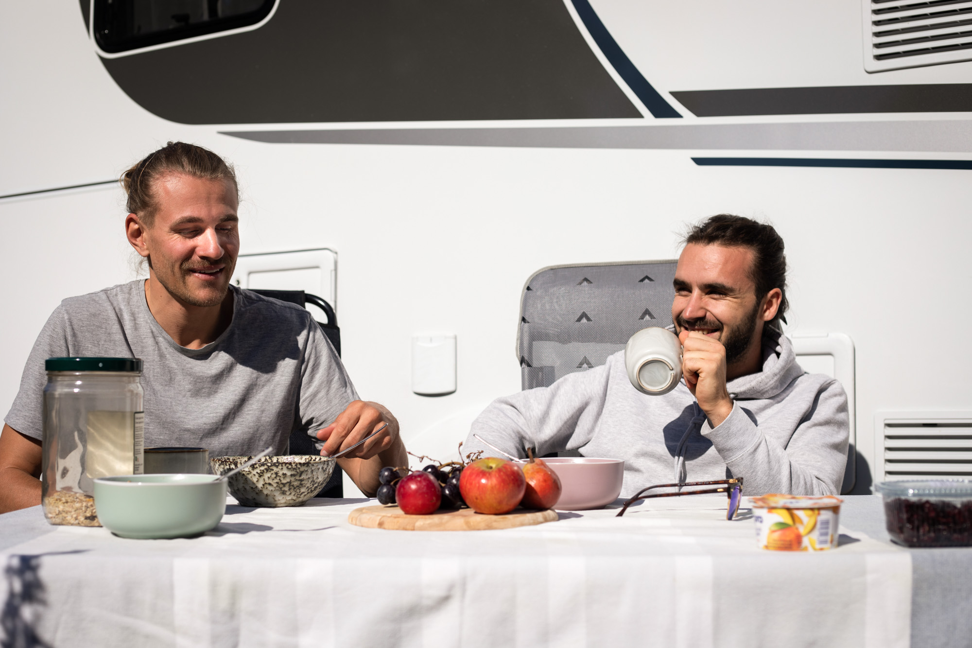 Frühstück auf dem Campingplatz vor dem Reisemobil