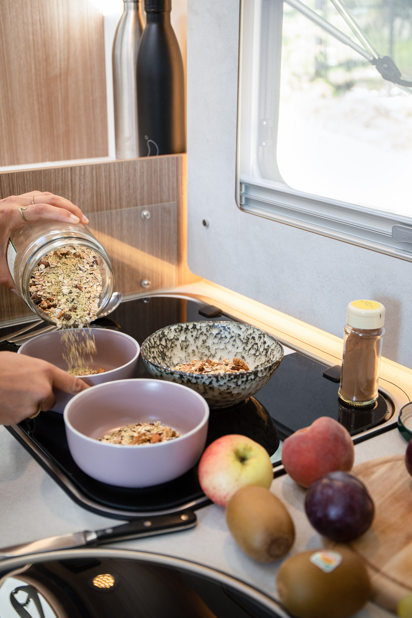 Frühstück in der Küche des Wohnmobils