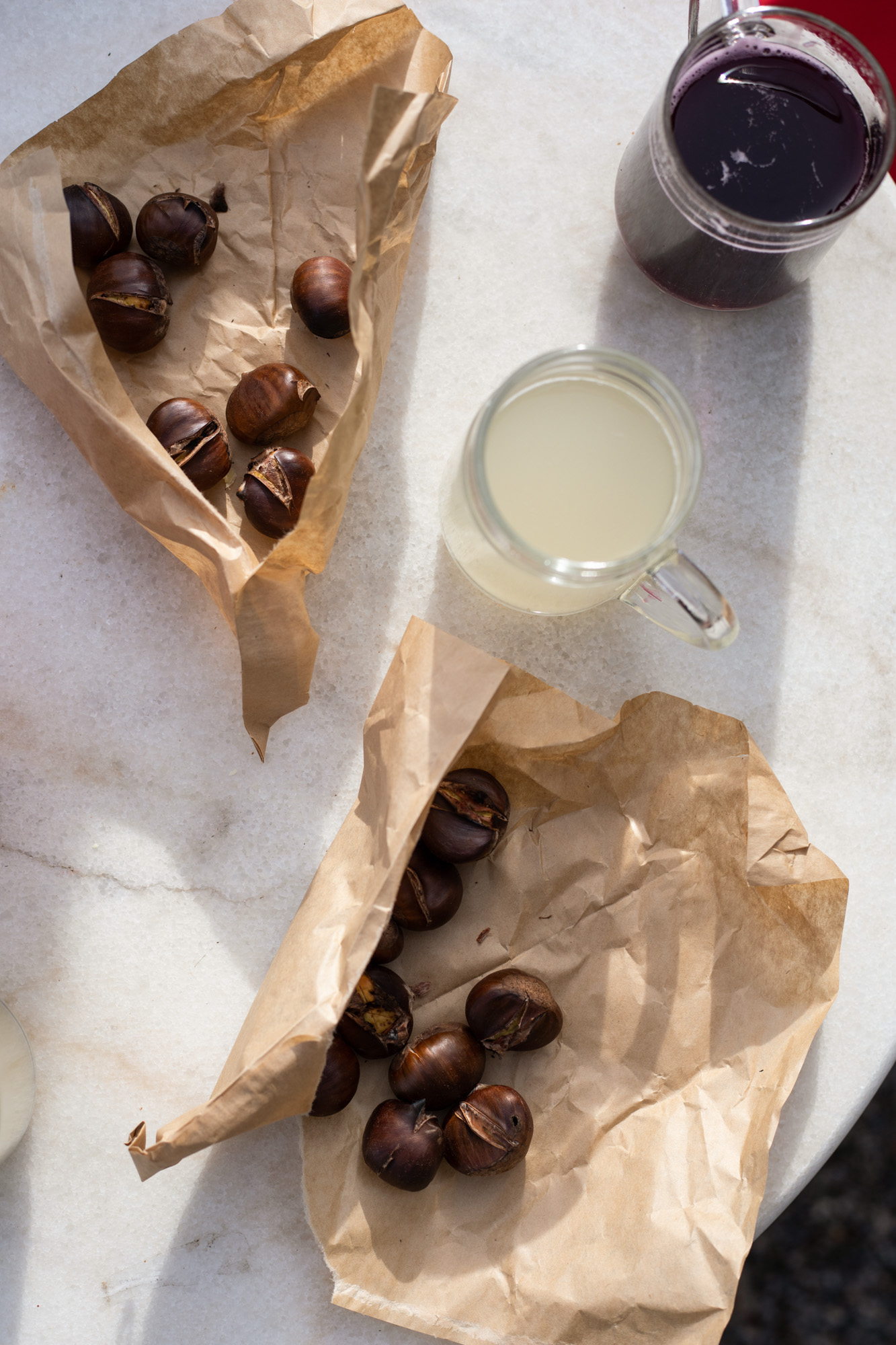 Brotzeit vor dem Carado Wohnmobil