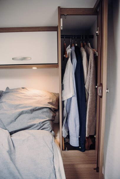 Kleiderschrank im Schlafbereich im Van