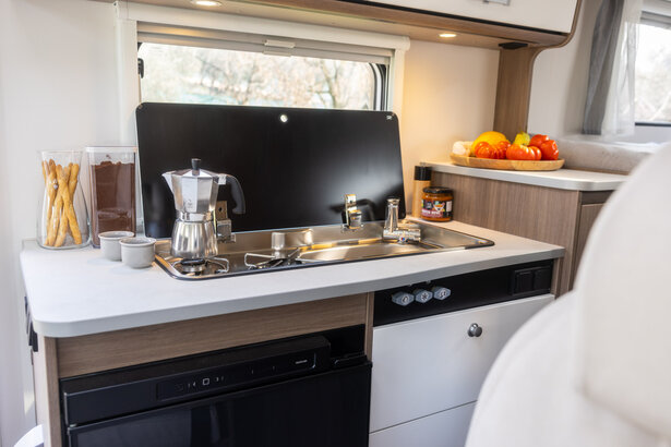Seitenküche im Carado Van mit Kühlschrank