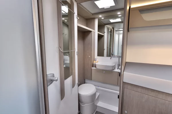 Douche, WC, lavabo : quels sanitaires à bord d'un camping-car ? - CLC, Le  Blog