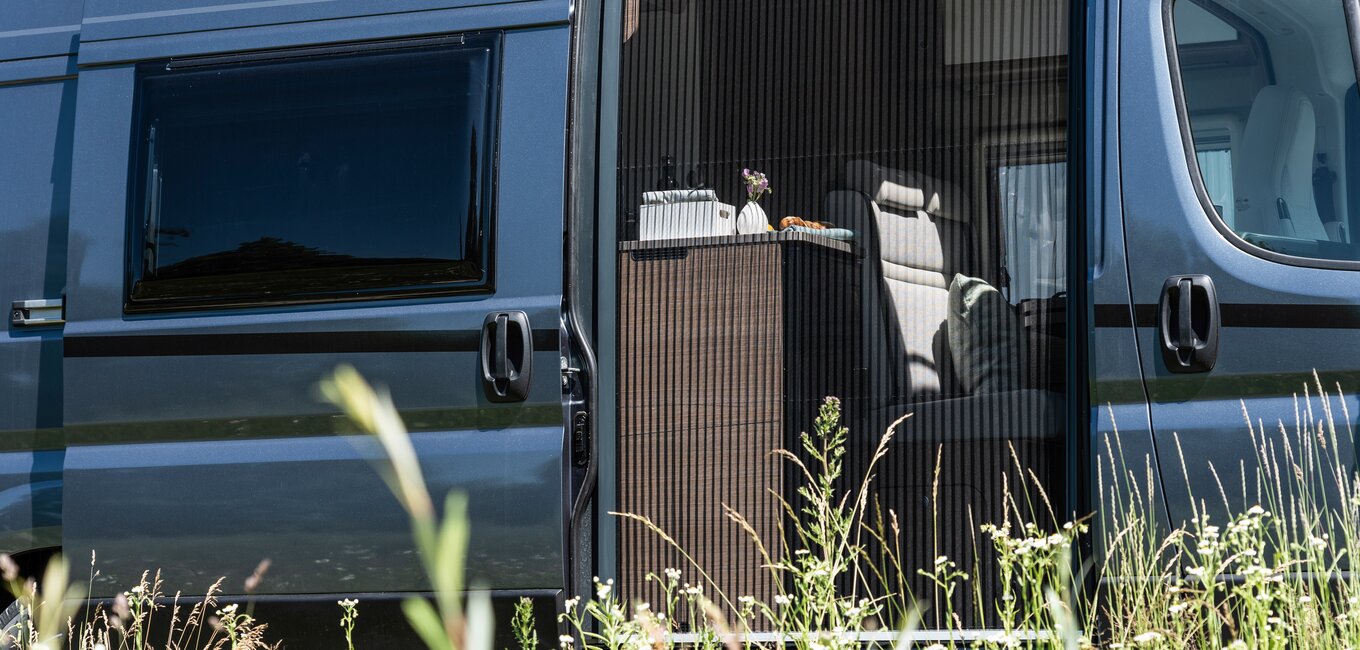 Camper Van mit geöffneter Schiebetüre und Fliegengittertüre