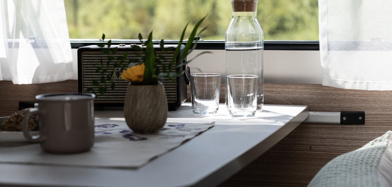 Gedeckter Tisch mit offenem Fenster