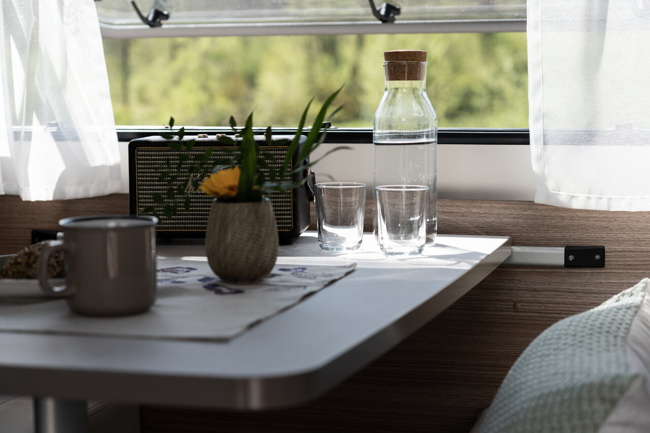 Gedeckter Tisch mit offenem Fenster