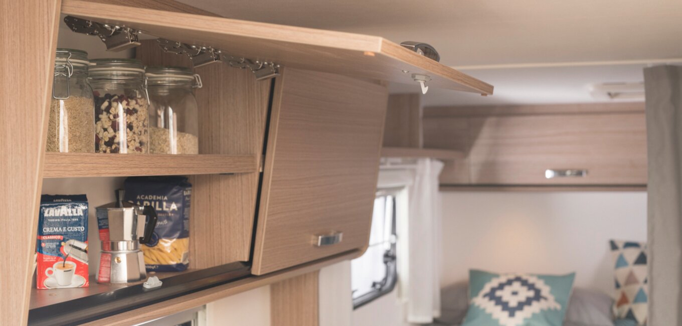 Dachstauschrank in der Küche mit Lebensmitteln